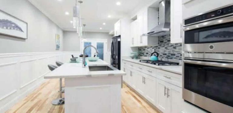 廚房護(hù)墻板：要了解的優(yōu)點、缺點和成本理念